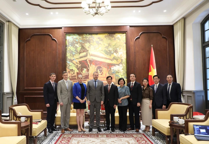 Thứ trưởng Bùi Thế Duy chụp ảnh lưu niệm với đoàn công tác của Bộ Khoa học và Giáo dục Đại học Liên bang Nga do Thứ trưởng Konstantin Mogilevsky là Trưởng đoàn.