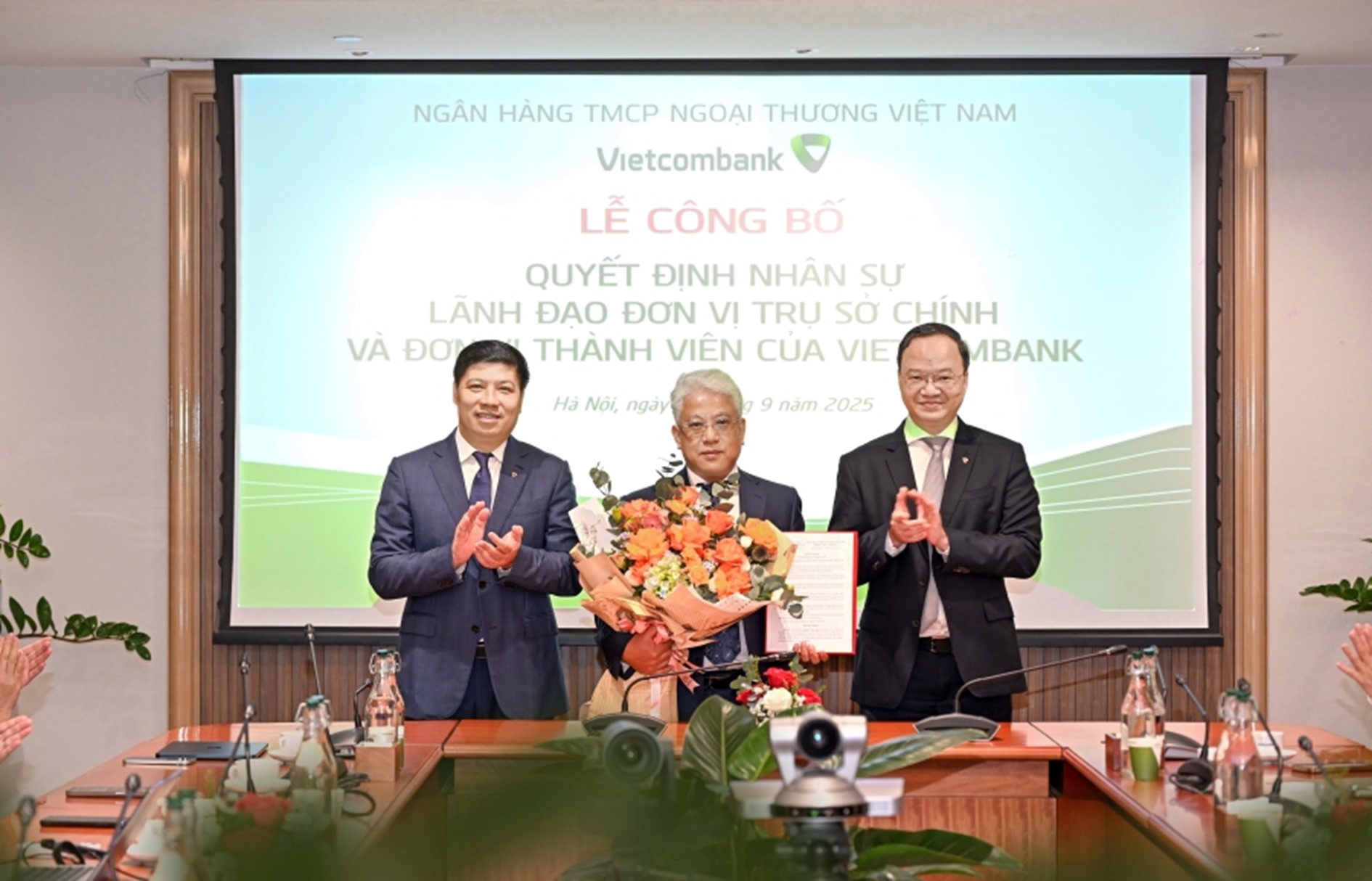 Ông Lê Quang Vinh - Thành viên Hội đồng Quản trị, Tổng Giám đốc Vietcombank (bên phải) và ông Hồng Quang - Thành viên Hội đồng quản trị, Giám đốc Khối Nhân sự Vietcombank (bên trái) trao quyết định, tặng hoa chúc mừng ông Nguyễn Ngọc Ban - tân Giám đốc Trường Đào tạo và Phát triển nguồn nhân lực Vietcombank. Ảnh: VCB Ông Lê Quang Vinh - Thành viên Hội đồng Quản trị, Tổng Giám đốc Vietcombank (bên phải) và ông Hồng Quang - Thành viên Hội đồng quản trị, Giám đốc Khối Nhân sự Vietcombank (bên trái) trao quyết định, tặng hoa chúc mừng ông Nguyễn Ngọc Ban - tân Giám đốc Trường Đào tạo và Phát triển nguồn nhân lực Vietcombank. Ảnh: VCB