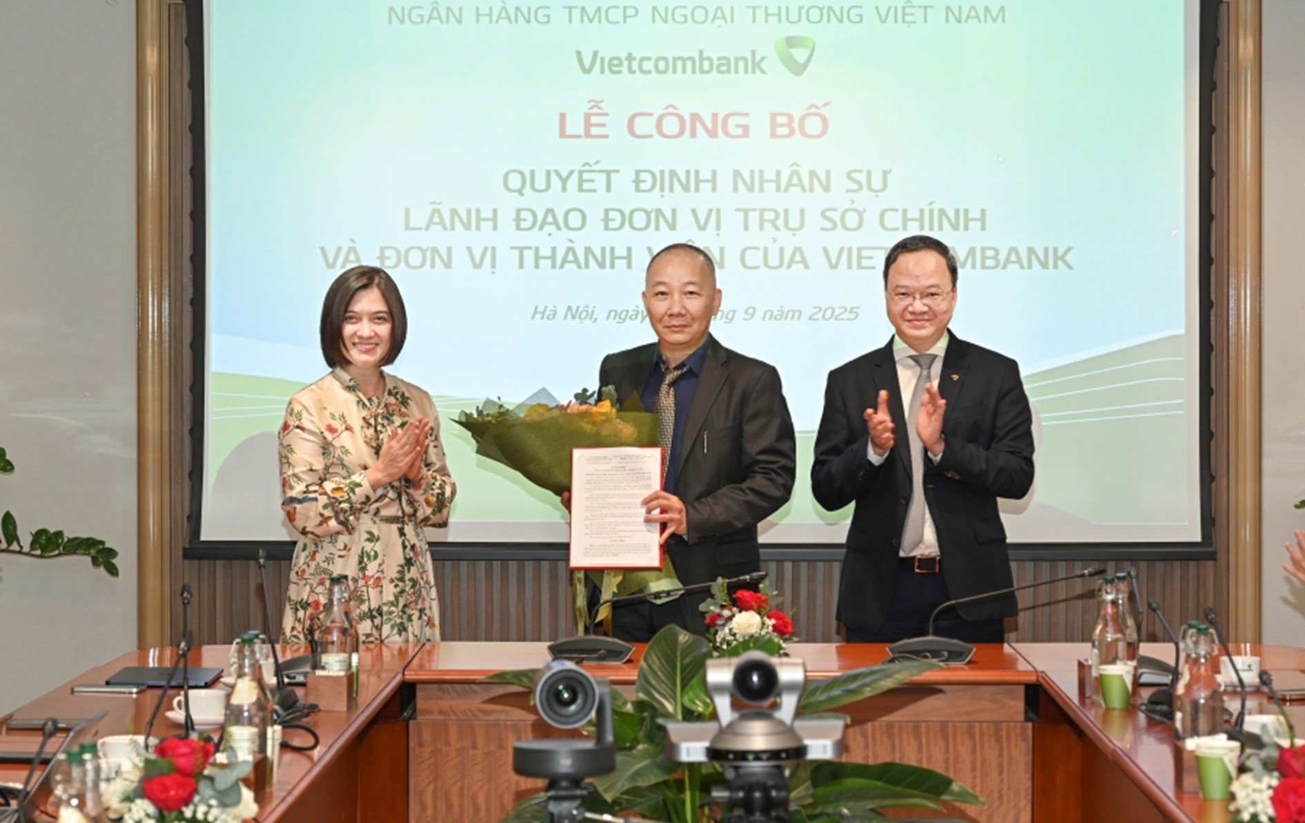 Ông Lê Quang Vinh - Thành viên Hội đồng Quản trị, Tổng Giám đốc Vietcombank (bên phải) và bà Phùng Nguyễn Hải Yến - Phó Tổng Giám đốc Vietcombank, kiêm Chủ tịch Vinafico Hồng Kông trao quyết định và tặng hoa chúc mừng ông Trần Việt Anh - TV HĐQT kiêm Giám đốc Công ty Tài chính Việt Nam tại Hồng Kông. Ảnh: VCB Ông Lê Quang Vinh - Thành viên Hội đồng Quản trị, Tổng Giám đốc Vietcombank (bên phải) và bà Phùng Nguyễn Hải Yến - Phó Tổng Giám đốc Vietcombank, kiêm Chủ tịch Vinafico Hồng Kông trao quyết định và tặng hoa chúc mừng ông Trần Việt Anh - TV HĐQT kiêm Giám đốc Công ty Tài chính Việt Nam tại Hồng Kông. Ảnh: VCB