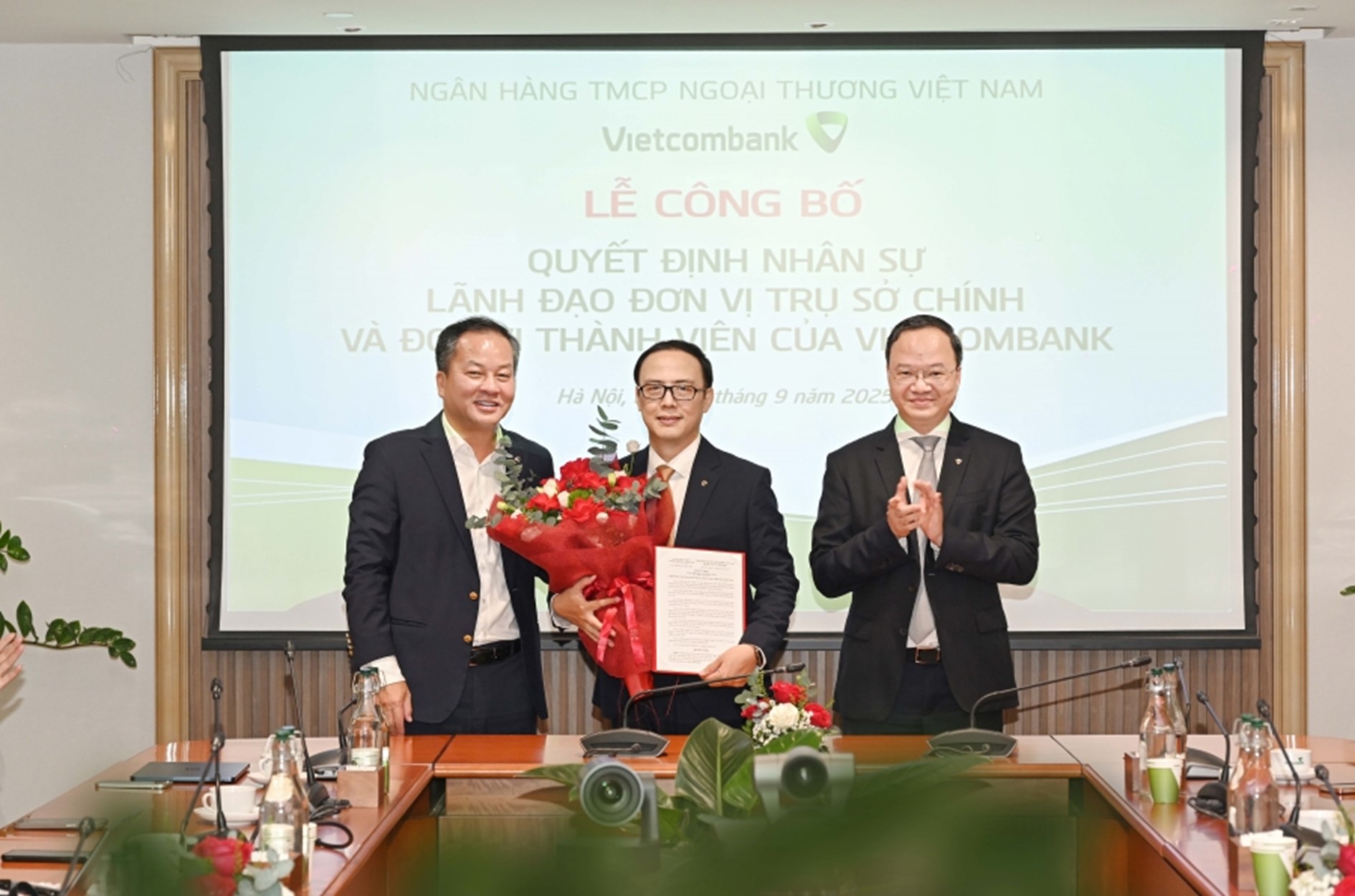 Ông Lê Quang Vinh - Thành viên Hội đồng quản trị, Tổng Giám đốc Vietcombank (bên phải) và ông Nguyễn Việt Cường - Phó Tổng Giám đốc Vietcombank (bên trái) trao quyết định và tặng hoa chúc mừng ông Nguyễn Ngọc Quang - tân Trưởng Văn phòng đại diện Vietcombank tại Mỹ. Ảnh: VCB Ông Lê Quang Vinh - Thành viên Hội đồng quản trị, Tổng Giám đốc Vietcombank (bên phải) và ông Nguyễn Việt Cường - Phó Tổng Giám đốc Vietcombank (bên trái) trao quyết định và tặng hoa chúc mừng ông Nguyễn Ngọc Quang - tân Trưởng Văn phòng đại diện Vietcombank tại Mỹ. Ảnh: VCB
