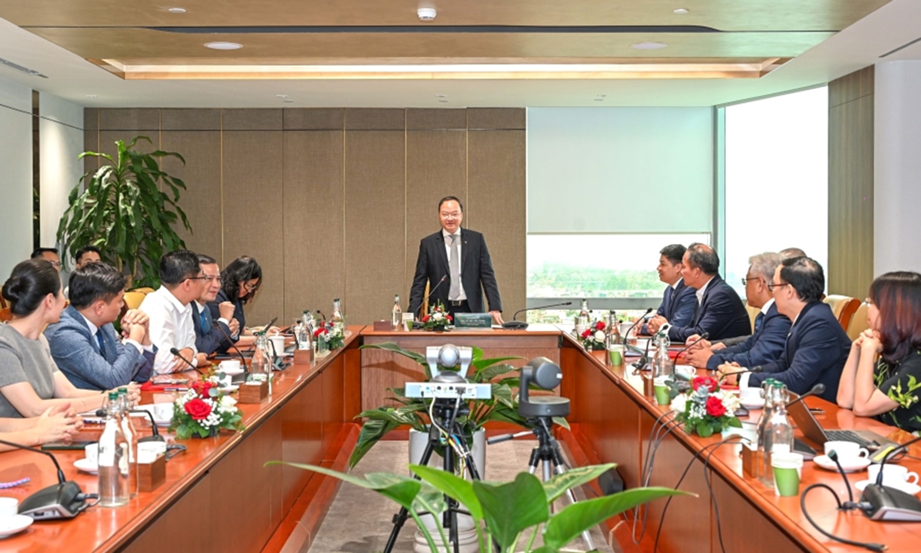 Ông Lê Quang Vinh - Thành viên Hội đồng quản trị, Tổng Giám đốc Vietcombank phát biểu chỉ đạo, giao nhiệm vụ cho các nhân sự được bổ nhiệm. Ảnh: VCB Ông Lê Quang Vinh - Thành viên Hội đồng quản trị, Tổng Giám đốc Vietcombank phát biểu chỉ đạo, giao nhiệm vụ cho các nhân sự được bổ nhiệm. Ảnh: VCB