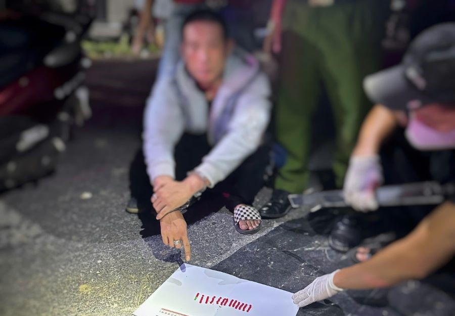 Lực lượng chức năng bắt giữ đối tượng N.V.D.