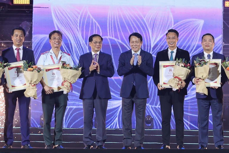 Văn phòng Chính phủ là một trong những đơn vị nhận giải “Không gian trưng bày tiêu biểu”. Tổng Giám đốc Cổng Thông tin điện tử Chính phủ đã thay mặt Văn phòng Chính phủ nhận giải này - Ảnh VGP/Nhật Bắc