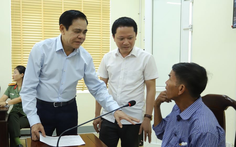 Chủ tịch UBND tỉnh Hà Tĩnh Võ Trọng Hải trao đổi, trả lời kiến nghị của công dân. Chủ tịch UBND tỉnh Hà Tĩnh Võ Trọng Hải trao đổi, trả lời kiến nghị của công dân.