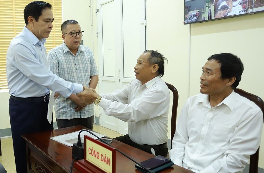 Chủ tịch UBND tỉnh Hà Tĩnh Võ Trọng Hải trao đổi với công dân. Chủ tịch UBND tỉnh Hà Tĩnh Võ Trọng Hải trao đổi với công dân.