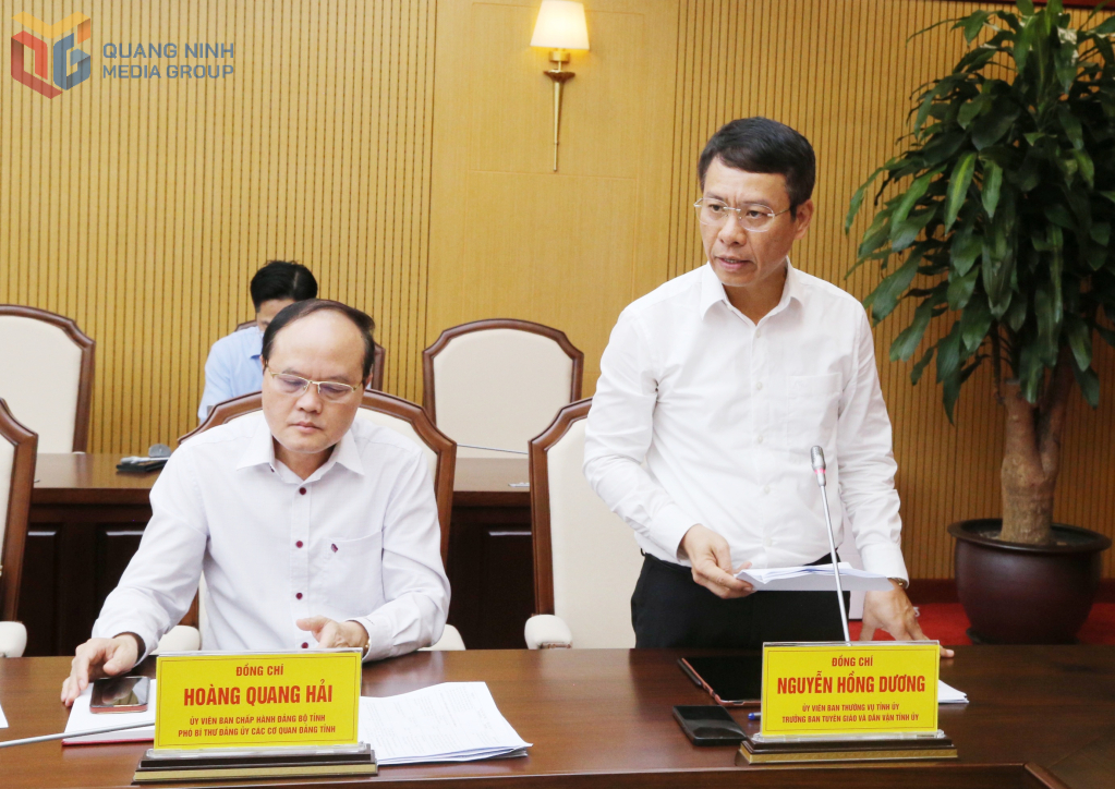 Ông Nguyễn Hồng Dương, Trưởng Ban Tuyên giáo và Dân vận Tỉnh ủy Quảng Ninh báo cáo tại cuộc họp.