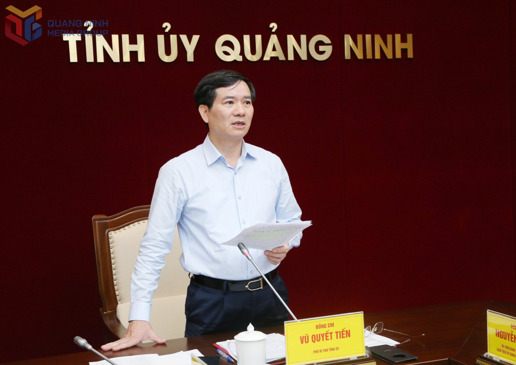 Ông Vũ Quyết Tiến, Phó Bí thư Tỉnh ủy, Trưởng Tiểu ban Tuyên truyền - Khánh tiết Đại hội đại biểu Đảng bộ tỉnh Quảng Ninh lần thứ XVI phát biểu chỉ đạo cuộc họp.