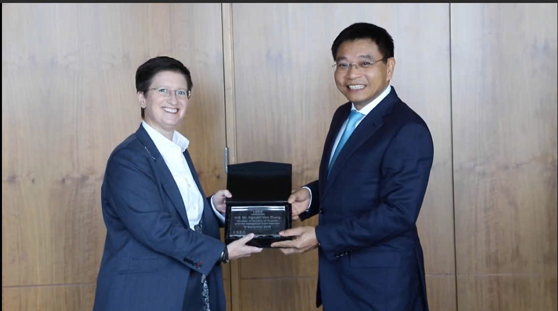 Bộ trưởng Nguyễn Văn Thắng và bà Julia Hoggett trao quà lưu niệm.