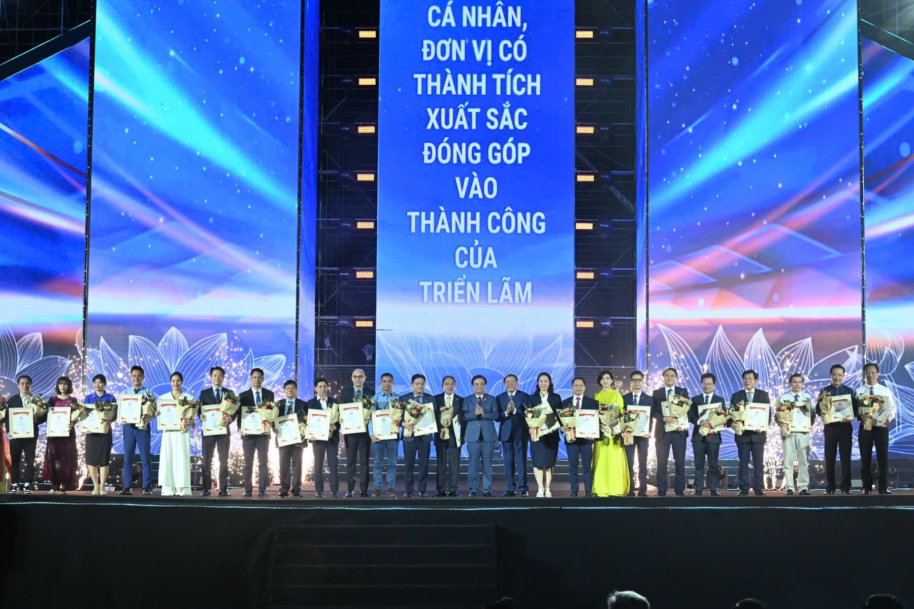 Đồng chí Nguyễn Văn Hùng – Ủy viên BCH Trung ương Đảng, Bộ trưởng Bộ Văn hóa Thể thao và Du lịch trao giải và tặng hoa cho các tập thể đạt giải thưởng “Không gian trưng bày tiêu biểu”