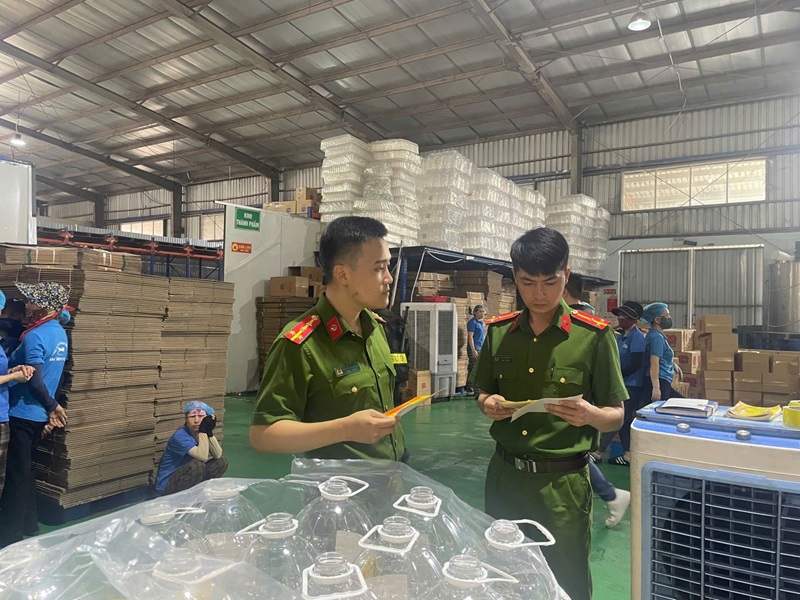 Phòng Cảnh sát kinh tế kiểm tra, đọc quyết định khởi tố tại Công ty TNHH sản xuất và XNK Nhật Minh Food và Công ty thương mại An Dương