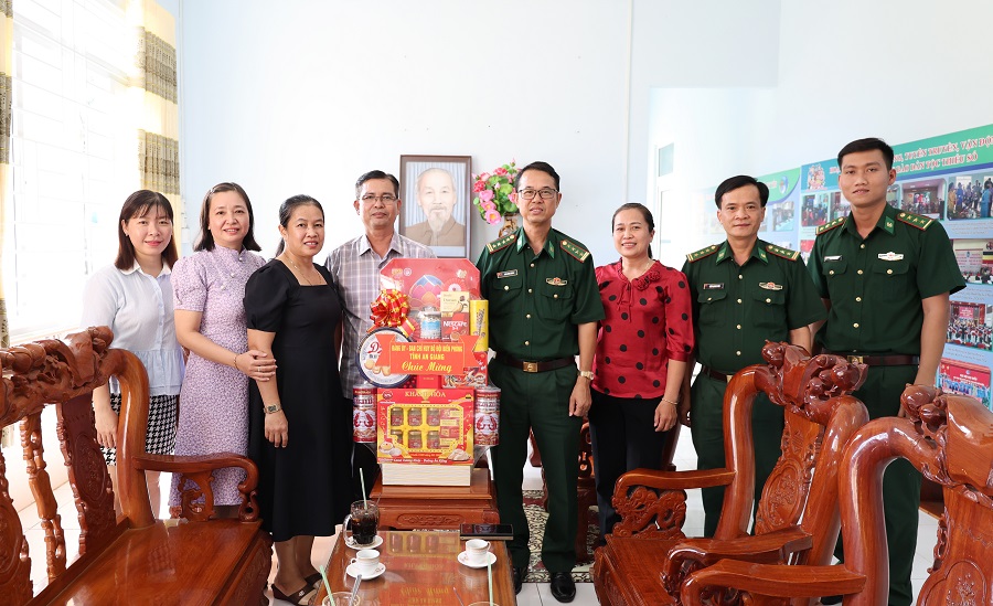 Đoàn công tác tặng quà cho Sở Dân tộc và Tôn giáo tỉnh An Giang