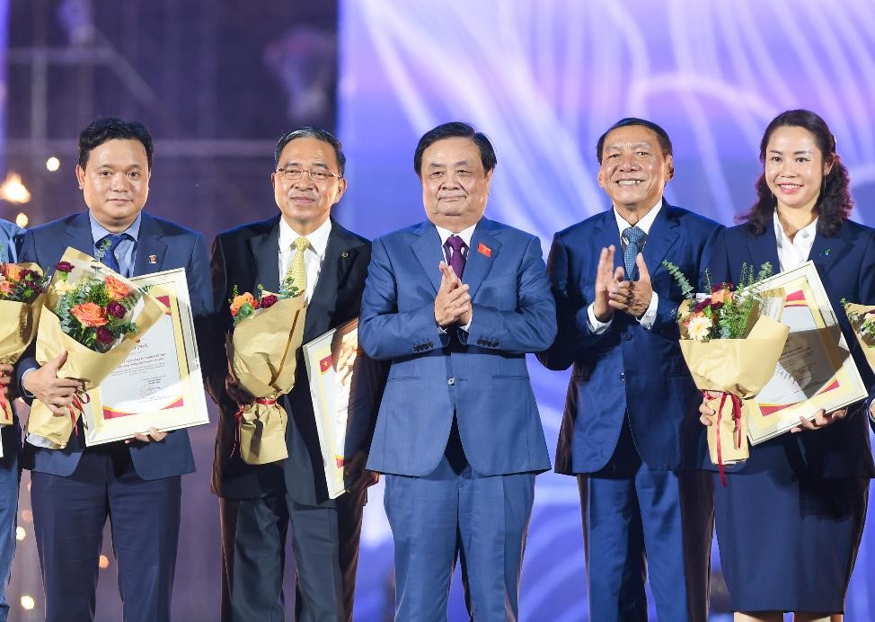 Ông Phạm Thiếu Hoa - đại diện Tập đoàn Vingroup (thứ hai từ trái sang) nhận giải thưởng “Không gian trưng bày tiêu biểu” tại Lễ bế mạc Triển lãm Thành tựu đất nước Ông Phạm Thiếu Hoa - đại diện Tập đoàn Vingroup (thứ hai từ trái sang) nhận giải thưởng “Không gian trưng bày tiêu biểu” tại Lễ bế mạc Triển lãm Thành tựu đất nước