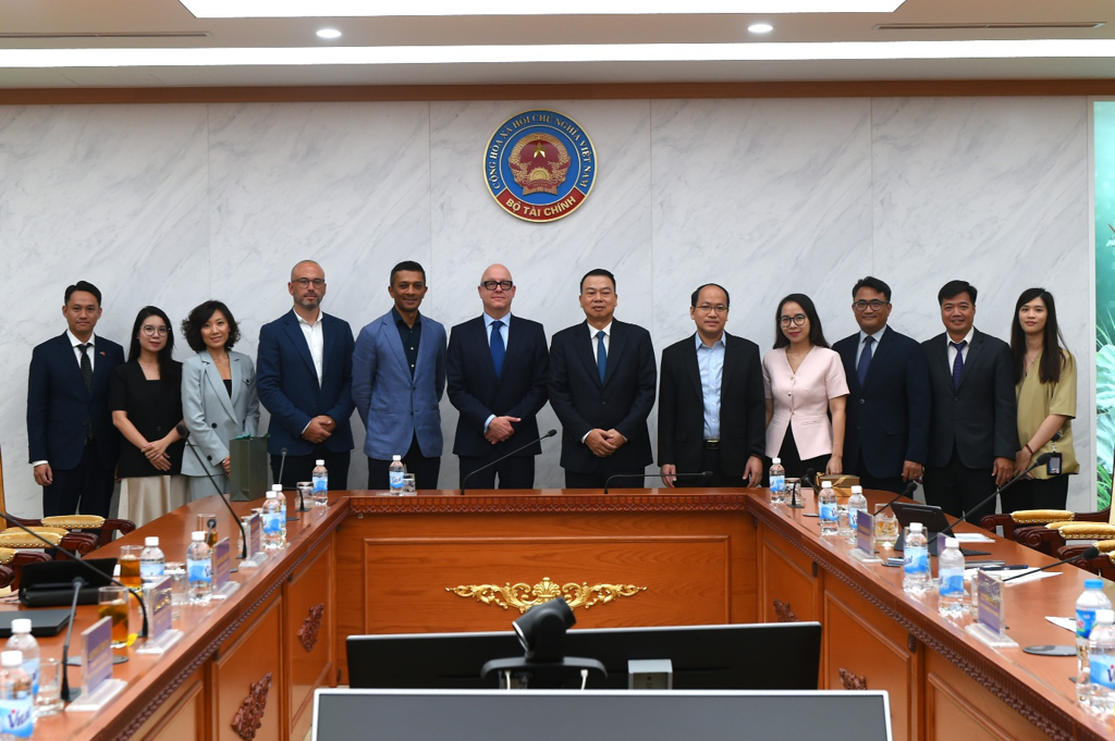 Các đại biểu chụp ảnh lưu niệm.