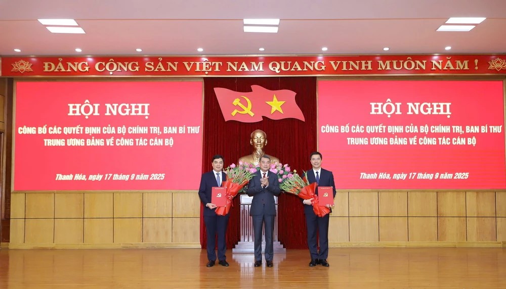 Trưởng ban Tổ chức Trung ương Lê Minh Hưng trao quyết định của Bộ Chính trị, Ban Bí thư cho đồng chí Nguyễn Hoài Anh và đồng chí Nguyễn Hồng Phong.