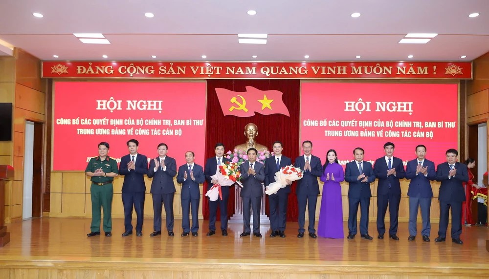 Các đồng chí lãnh đạo tỉnh Thanh Hóa tặng hoa chúc mừng đồng chí Nguyễn Hoài Anh và đồng chí Nguyễn Hồng Phong.