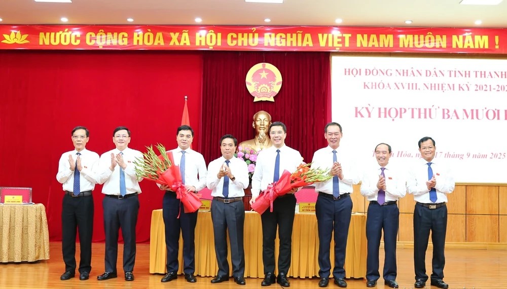 Đồng chí Nguyễn Doãn Anh, Ủy viên Trung ương Đảng, Bí thư Tỉnh ủy cùng các đồng chí lãnh đạo tỉnh tặng hoa chúc mừng tân Chủ tịch UBND tỉnh Nguyễn Hoài Anh và Phó Bí thư Thường trực Tỉnh ủy Nguyễn Hồng Phong.