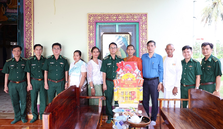 Bộ đội Biên phòng tỉnh An Giang thăm, tặng quà chúc mừng Lễ Sen Dolta năm 2025