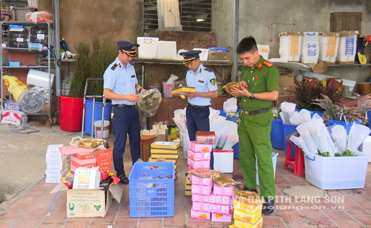 Đội QLTT số 1, Chi cục QLTT tỉnh Lạng Sơn phối hợp cùng Công an phường Kỳ Lừa kiểm tra, phát hiện lượng lớn bánh trung thu cùng thực phẩm nhập lậu Đội QLTT số 1, Chi cục QLTT tỉnh Lạng Sơn phối hợp cùng Công an phường Kỳ Lừa kiểm tra, phát hiện lượng lớn bánh trung thu cùng thực phẩm nhập lậu
