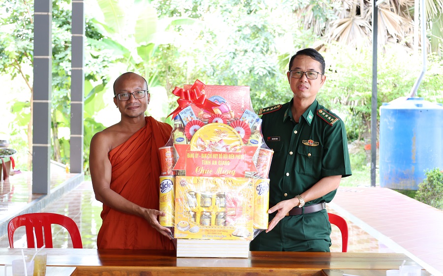Đại tá Doãn Đình Tránh tặng quà cho chùa Giồng Kè (xã Giang Thành).
