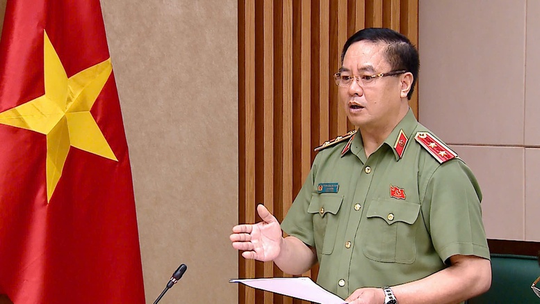 Trung tướng Phạm Công Nguyên, Cục trưởng Cục Pháp chế và cải cách hành chính tư pháp (Bộ Công an) trình bày về dự thảo Nghị quyết của Chính phủ về sử dụng chung công trình hạ tầng kỹ thuật, cơ sở viễn thông - Ảnh: VGP/Thu Sa