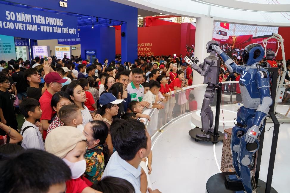 Không gian triển lãm trong nhà của Vingroup luôn chật kín du khách trải nghiệm, tương tác Không gian triển lãm trong nhà của Vingroup luôn chật kín du khách trải nghiệm, tương tác