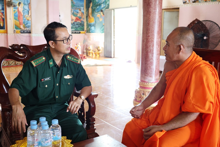 Đại tá Doãn Đình Tránh thăm hỏi tình hình trụ trì chùa Xà Xía (phường Hà Tiên).