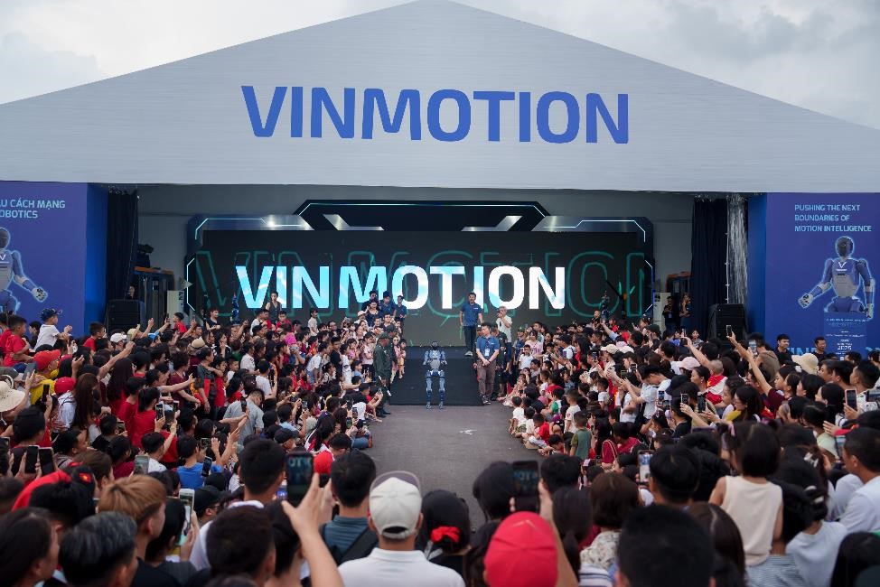 Gian hàng Vingroup ngoài trời thu hút đông đảo du khách Gian hàng Vingroup ngoài trời thu hút đông đảo du khách