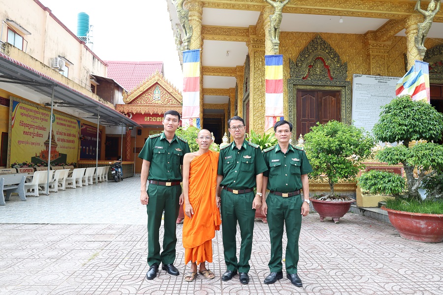 Đoàn công tác chụp ảnh lưu niệm tại chùa Thôn Dôn (phường Rạch Giá).