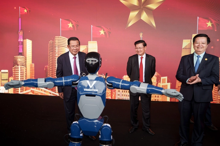 Dàn robot “make-in-Vietnam” của VinMotion đã có vinh dự “giao lưu trực tiếp” với Tổng Bí thư, Chủ tịch nước Lào Thongloun Sisoulith và Chủ tịch Đảng Nhân dân Campuchia Hun Sen Dàn robot “make-in-Vietnam” của VinMotion đã có vinh dự “giao lưu trực tiếp” với Tổng Bí thư, Chủ tịch nước Lào Thongloun Sisoulith và Chủ tịch Đảng Nhân dân Campuchia Hun Sen