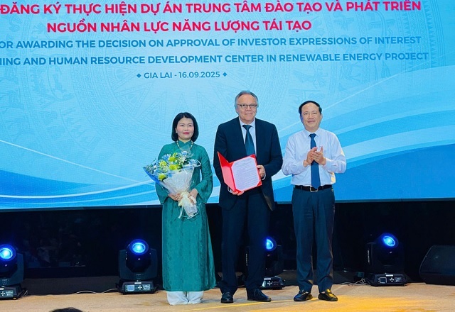 Ông Phạm Anh Tuấn (bìa phải) trao Quyết định phê duyệt kết quả mời quan tâm của nhà đầu tư đăng ký tham gia thực hiện dự án Trung tâm đào tạo và phát triển nguồn nhân lực năng lượng tái tạo cho Tập đoàn GEO (CHLB Đức) và Công ty TNHH O-DOOR Việt Nam. Ông Phạm Anh Tuấn (bìa phải) trao Quyết định phê duyệt kết quả mời quan tâm của nhà đầu tư đăng ký tham gia thực hiện dự án Trung tâm đào tạo và phát triển nguồn nhân lực năng lượng tái tạo cho Tập đoàn GEO (CHLB Đức) và Công ty TNHH O-DOOR Việt Nam.