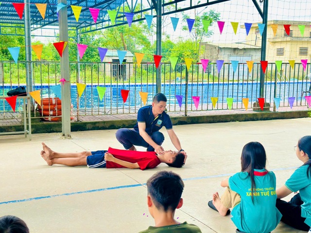 Từ “phiên tòa giả định” đến lớp dạy bơi miễn phí, những cách làm sáng tạo tại trường học Nghệ An