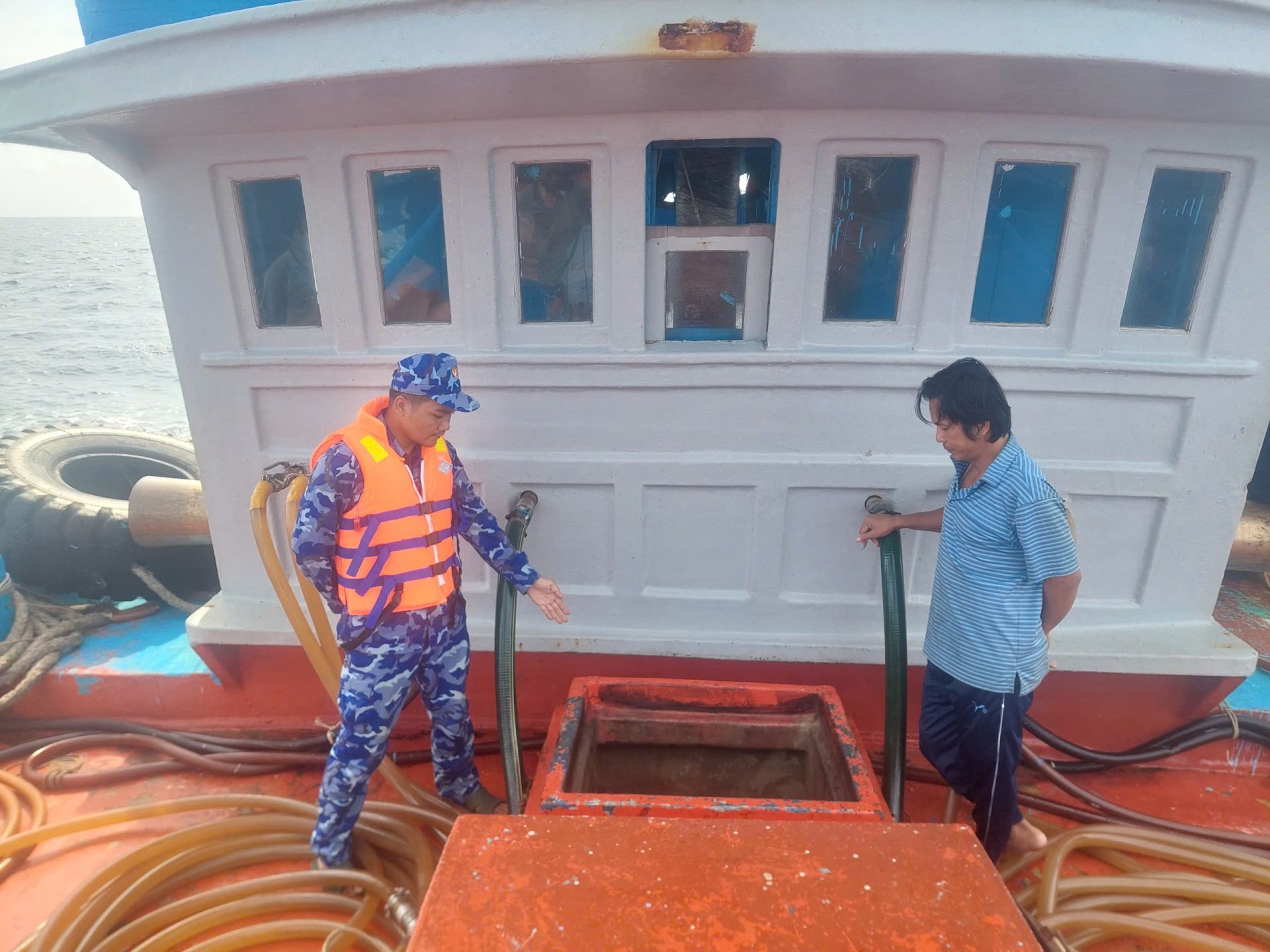 Cán bộ Cảnh sát biển kiêm tra hàng vi phạm