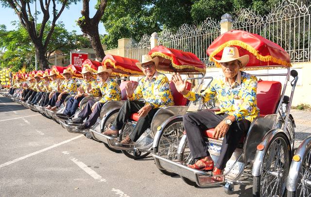 khi đặt tour xích lô, mỗi du khách được trang bị thiết bị Auto Guide hỗ trợ hơn 15 ngôn ngữ gồm: Tiếng Việt, Anh, Hàn, Trung, Nhật…, kèm tai nghe riêng trong suốt hành trình.
