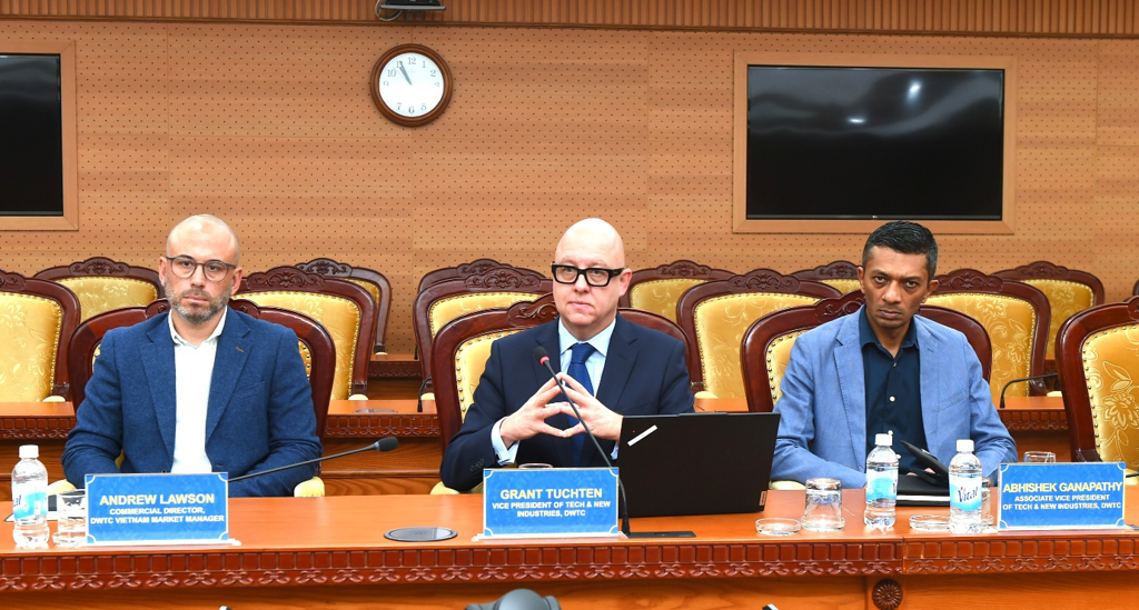 Ông Grant Tuchten – Phó Chủ tịch DWTC phụ trách Công nghệ & Ngành Công nghiệp mới cùng đoàn cán bộ quản lý DWTC.