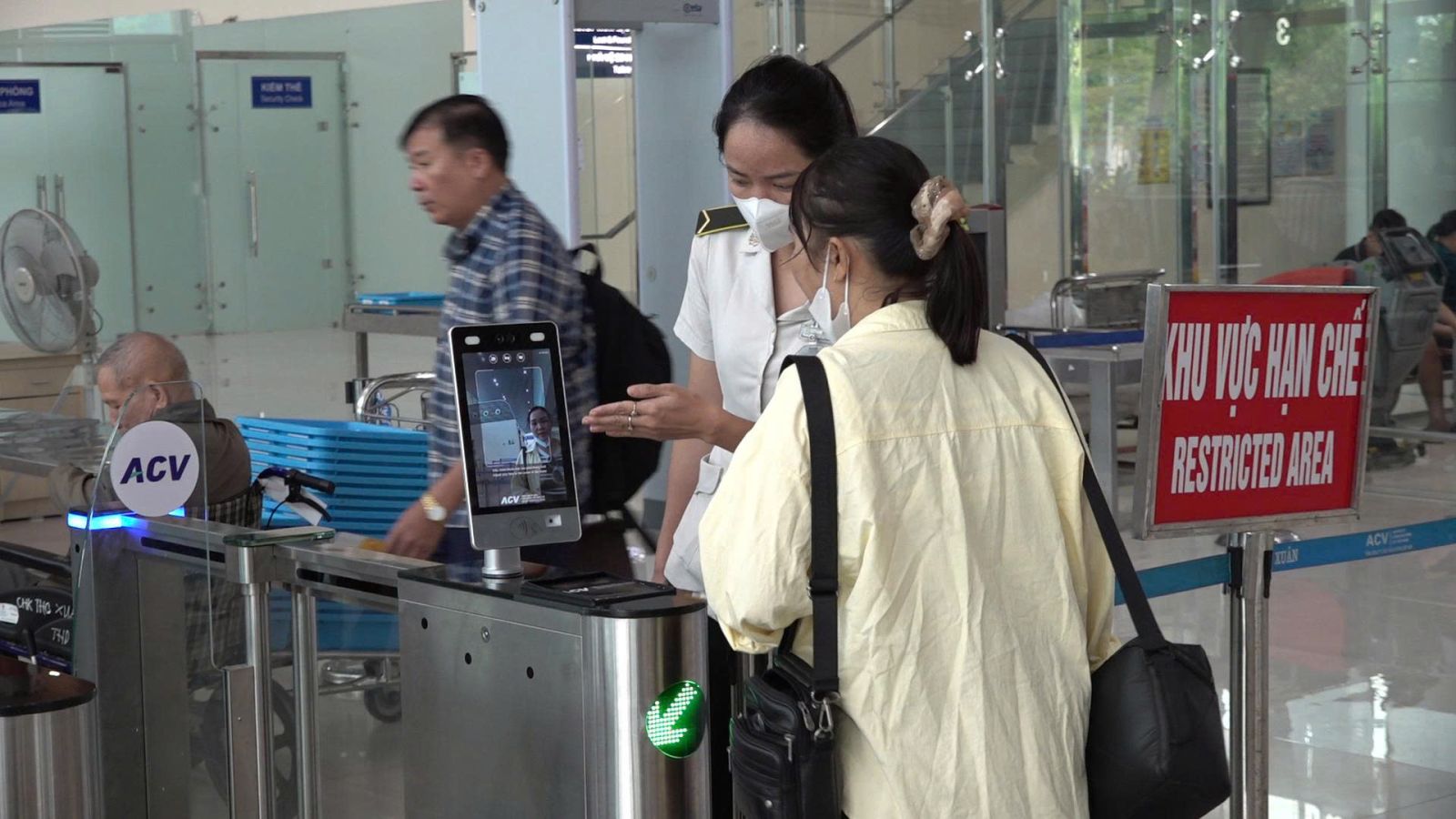 Việc ứng dụng công nghệ sinh trắc học trên nền tảng định danh điện tử VNeID trong quy trình làm thủ tục tại Cảng hàng không Thọ Xuân, không chỉ mang lại sự tiện lợi cho hành khách