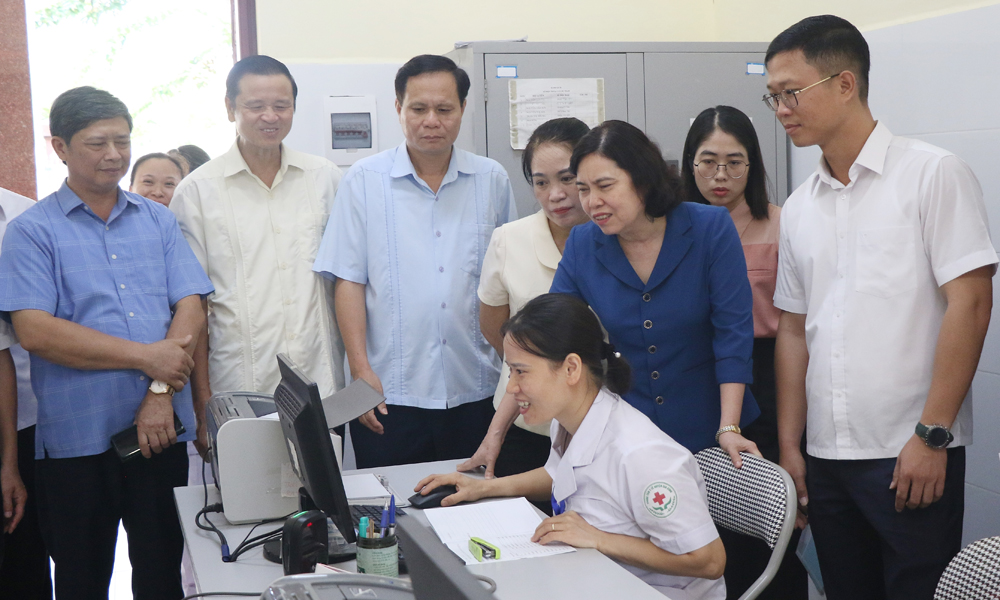 Đồng chí Trần Thị Hằng và các thành viên Đoàn giám sát kiểm tra cơ sở vật chất tại Trạm Y tế Vạn Ninh.