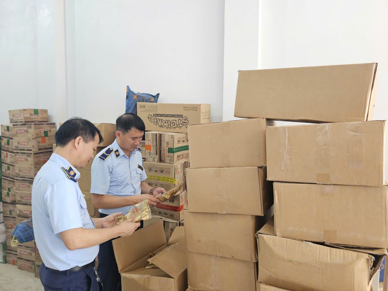 Lực lượng chức năng kiểm tra hàng hóa