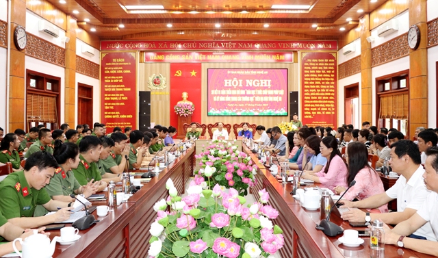 Quang cảnh hội nghị sơ kết một năm triển khai mô hình “Giáo dục ý thức chấp hành pháp luật và kỹ năng sống trong các trường học”.