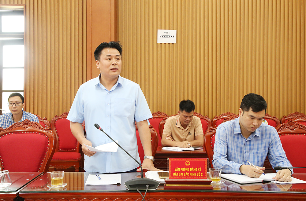 Lãnh đạo Văn phòng đăng ký đ&acirc;́t đai Bắc Ninh s&ocirc;́ 2 giải đáp những kh&oacute; khăn, vướng mắc.