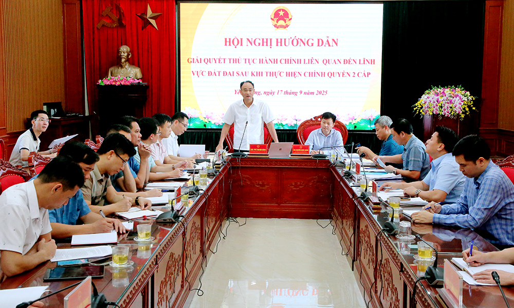 Lãnh đạo Sở N&ocirc;ng nghiệp v&agrave; M&ocirc;i trường phát bi&ecirc;̉u tại h&ocirc;̣i nghị.