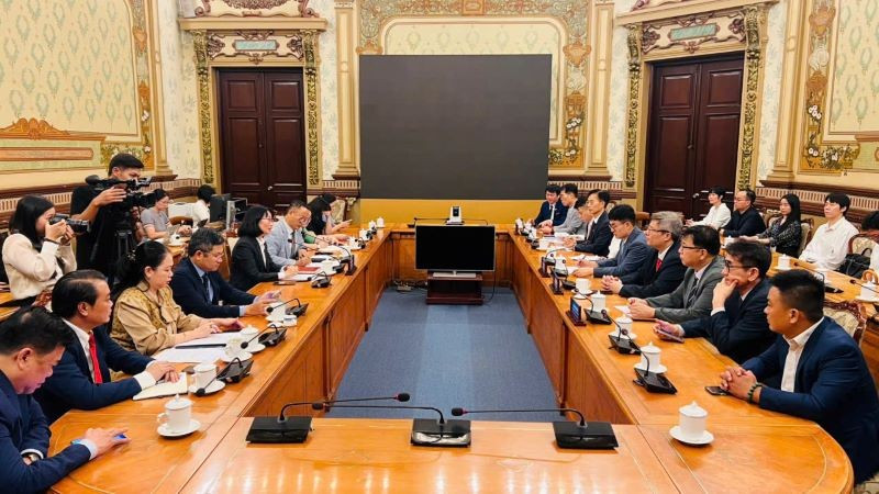 Quang cảnh buổi làm việc. Quang cảnh buổi làm việc.