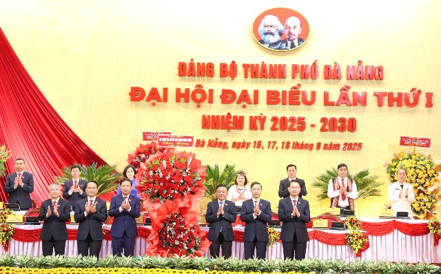 Đồng chí Trần Cẩm Tú tặng hoa chúc mừng Đại hội đại biểu lần thứ I Đảng bộ thành phố Đà Nẵng nhiệm kỳ 2025 - 2030.