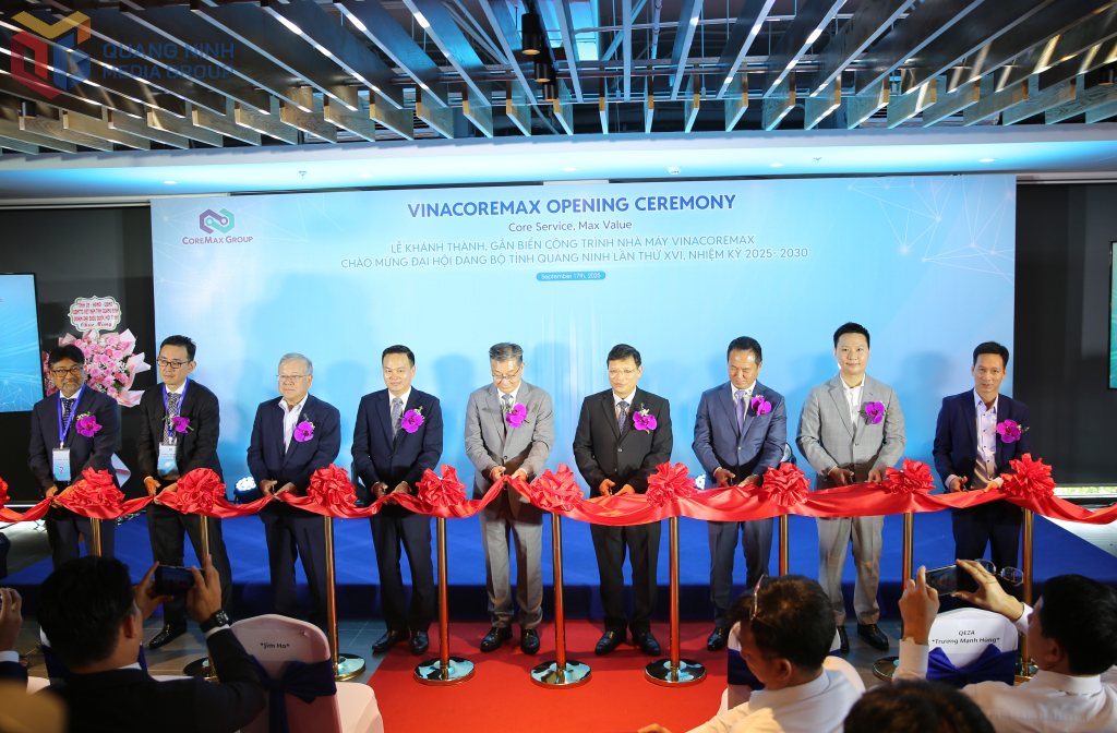 Các đại biểu cắt băng khánh thành Dự án Nhà máy Vina CoreMax Việt Nam (giai đoạn 1).