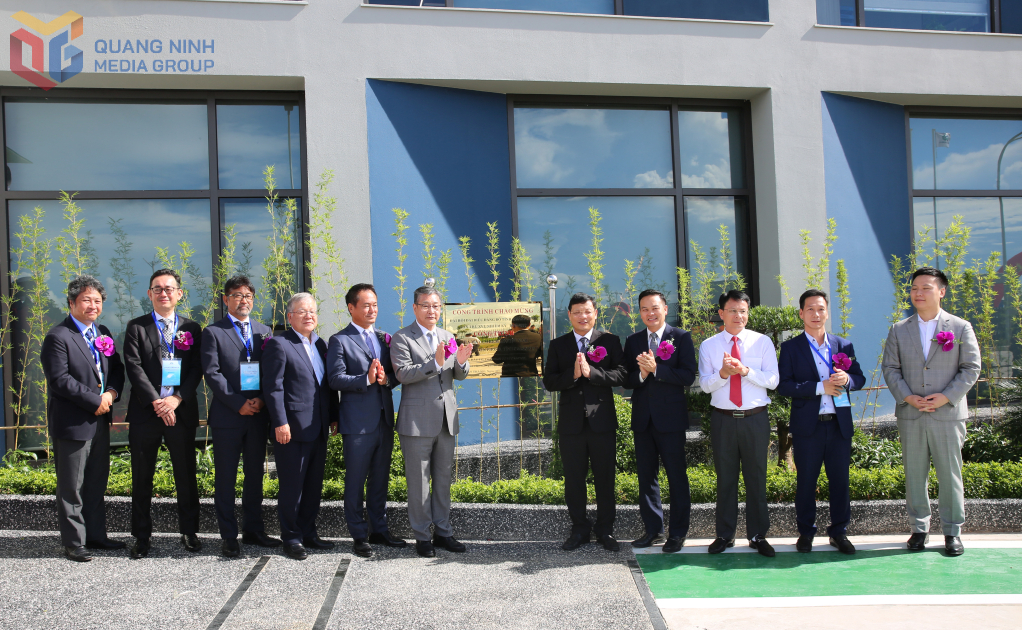 Gắn biển chào mừng Đại hội Đảng bộ tỉnh Quảng Ninh lần thứ XVI, nhiệm kỳ 2025-2030 tại Dự án.