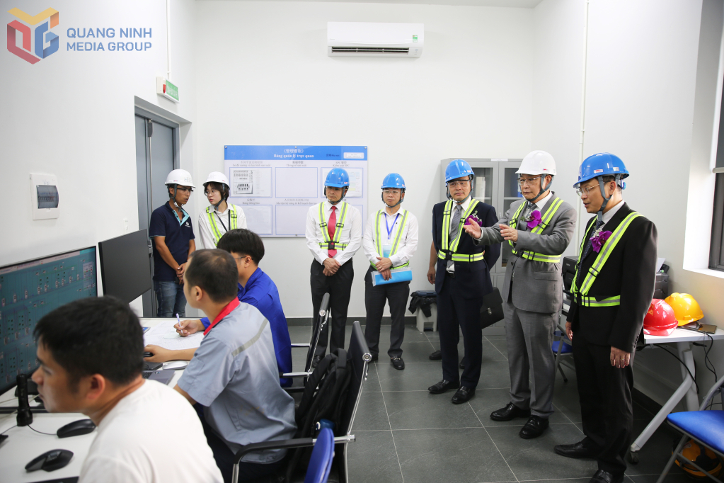 Đại biểu tham quan khu điều hành Dự án Nhà máy Vina CoreMax Việt Nam (giai đoạn 1).