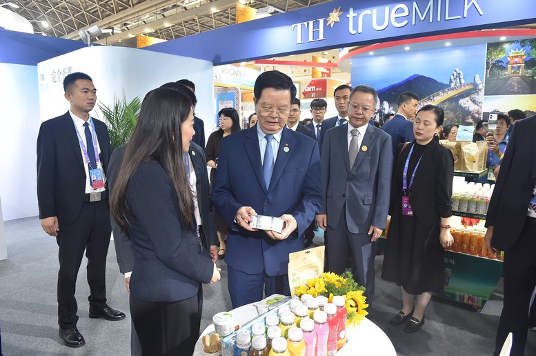 Phó Thủ tướng tham quan gian hàng của Tập đoàn TH - Ảnh: VGP/Giang Thanh