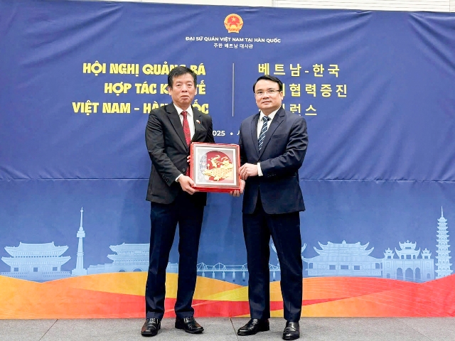 Lãnh đạo tỉnh Nghệ An trao quà lưu niệm.