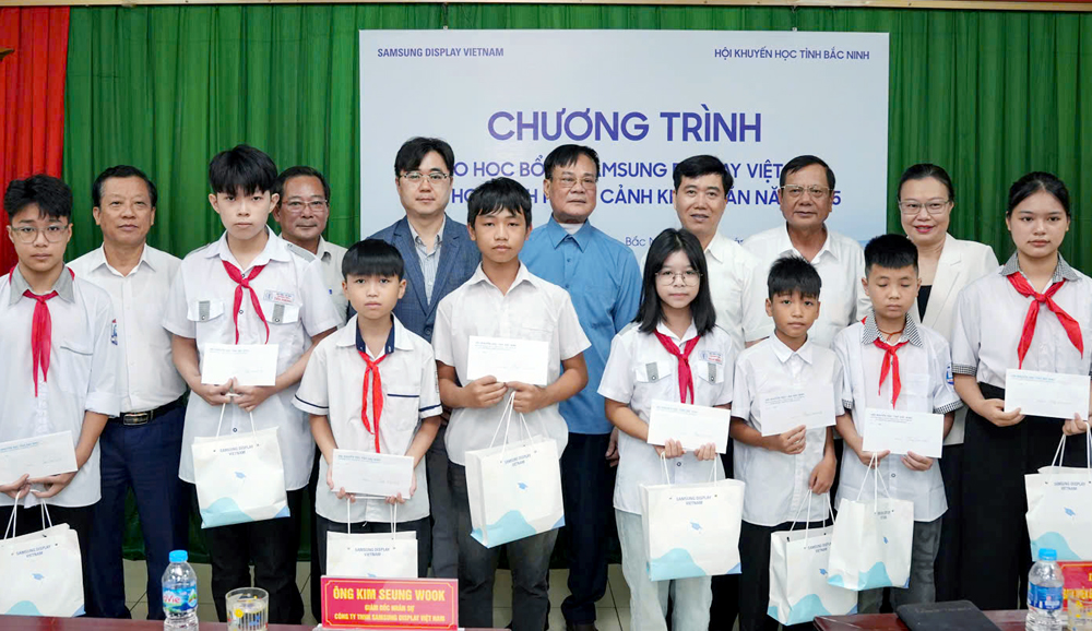 Công ty trách nhiệm hữu hạn Samsung Display Việt Nam trao học bổng cho học sinh có hoàn cảnh khó khăn vươn lên học tập tốt.