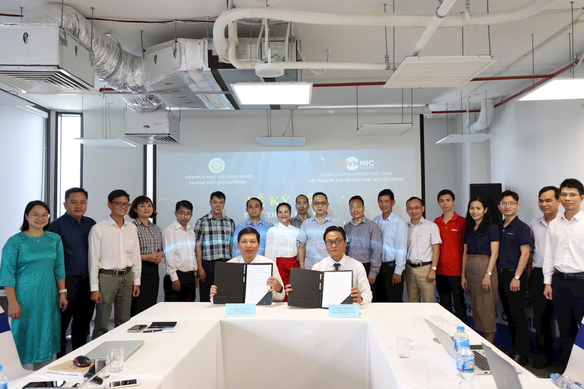 Đại diện Sở Khoa học và Công nghệ TP. HCM ký kết hợp tác với Chi nhánh Trung tâm Internet Việt Nam tại TP. HCM