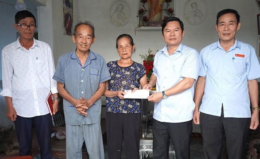 Hà Tĩnh: Trao 205 triệu đồng hỗ trợ cho các hộ dân có hoàn cảnh khó khăn bị thiệt hại do bão
